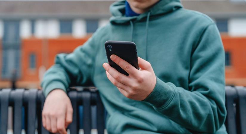 Kamasz a telefon mögött – mit nem veszünk észre?