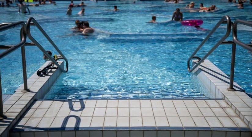 Vízbe fulladt egy kisfiú Budapesten, vádat emeltek az édesanyja és két úszómester ellen