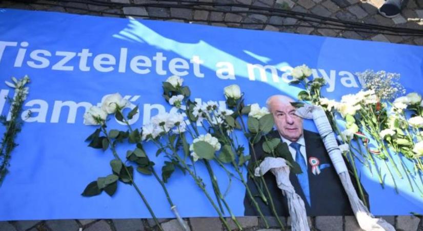 Magyar Péternek üzentek a Sándor-palotánál: „Jogállamot nem lehet a jogállam ellenében megvalósítani”