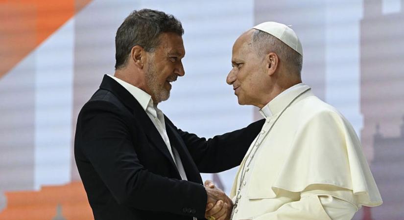 Antonio Banderas megható beszédet mondott XIV. Leó pápa előtt: „Isten varázslatának áldozata vagyok”