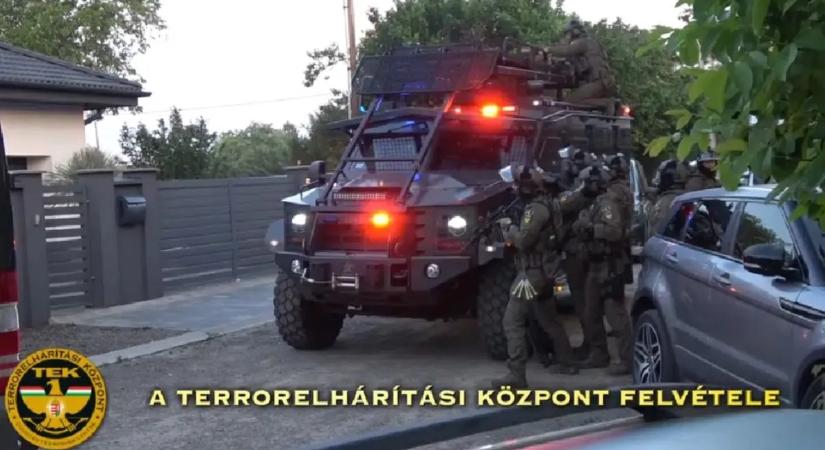 Videón, amint kommandósok csapnak le a Pest vármegyei betörőbandára – fegyvert is találtak náluk