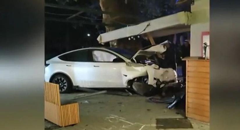 Sófoki cukrászdába rohant a Teslájával egy nő, s ha ez nem lett volna elég, bort követelt a szemtanúktól - videó