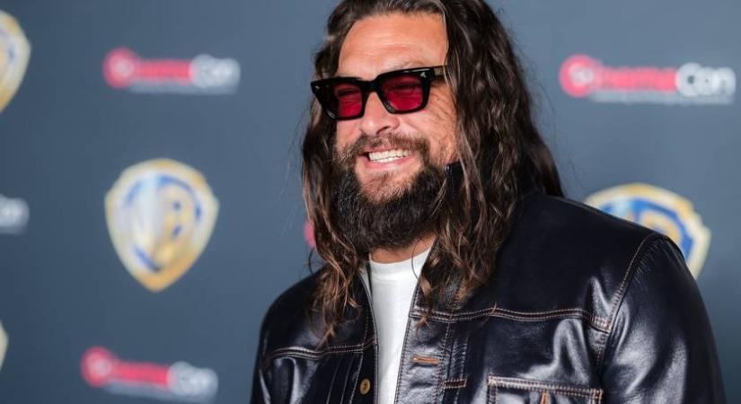 Jason Momoa 18 éves lánya leérettségizett: Lola szépségén ámulunk