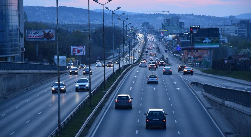 KRESZ: júliustól ez is kötelező tartozék az autókban