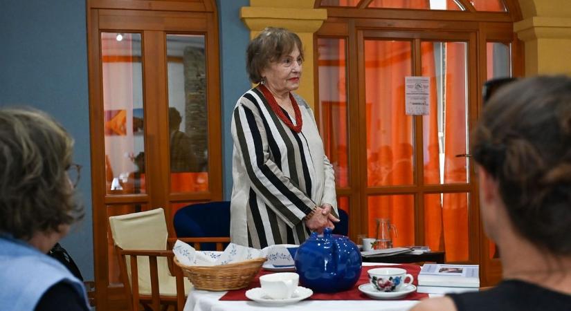 Katedra, színpad és szalon – Benke Éva tanárnőhöz a Gomböntő nem kap meghívást