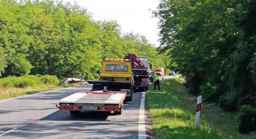 Két autó ütközött a szomszéd vármegyében, halálos áldozata is van a balesetnek