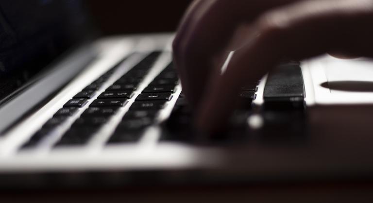 A Google és az FBI riasztást adott ki, már személyesen lopják az adatokat