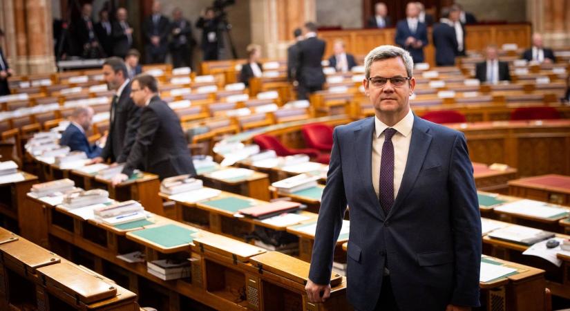 „Lex Takács”? Kitiltanák a mobiltelefonokat a parlamenti ülésteremből