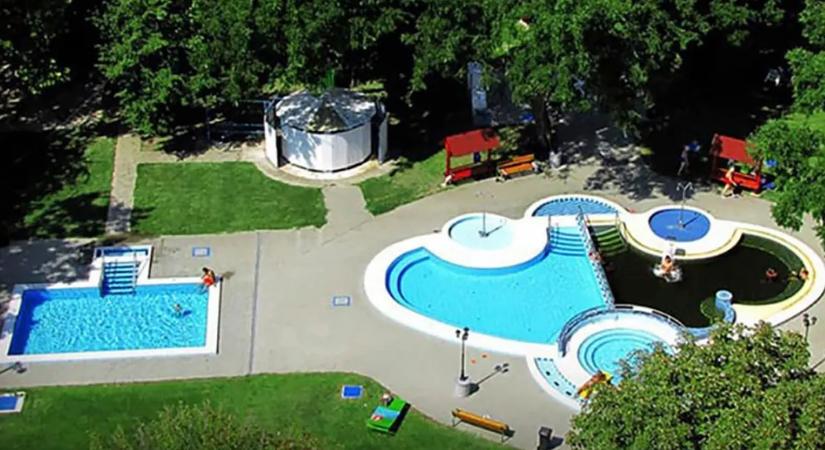 Szívszorító tragédia a budapesti strandon: vízbe fulladt egy ötéves kisfiú