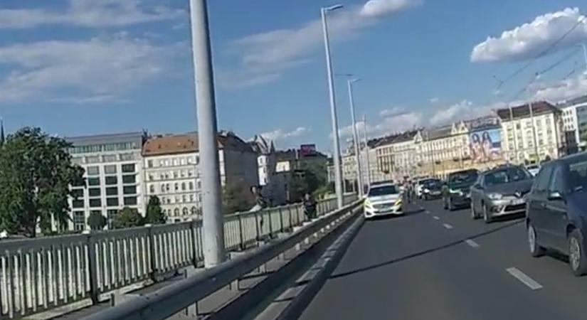 Leugrott egy huszonéves fiú a Petőfi hídról
