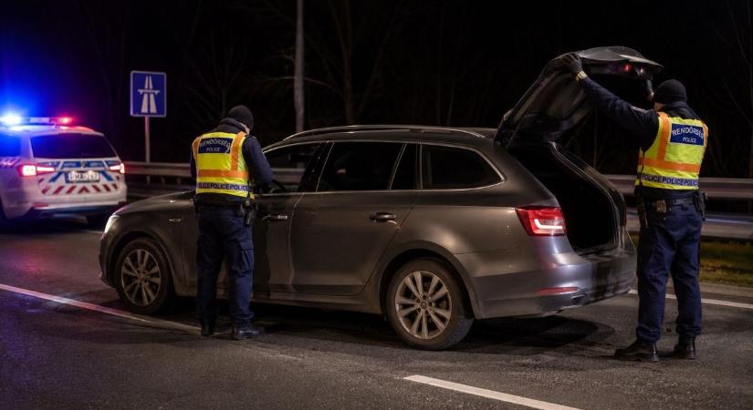 Az M7-esen üldözték az embercsempészeket, nem hittek a szemüknek a rendőrök, amikor kinyitották a csomagtartót