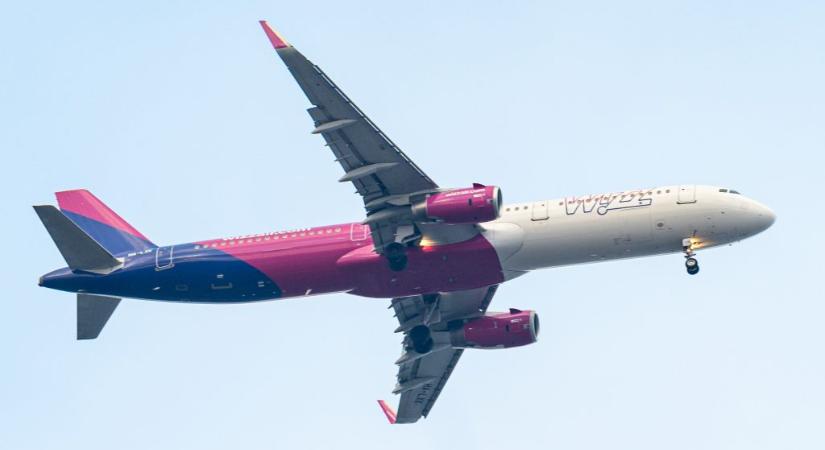 Jön a fedélzeti WiFi a WizzAir gépeire, amit Elon Musk cége fog biztosítani