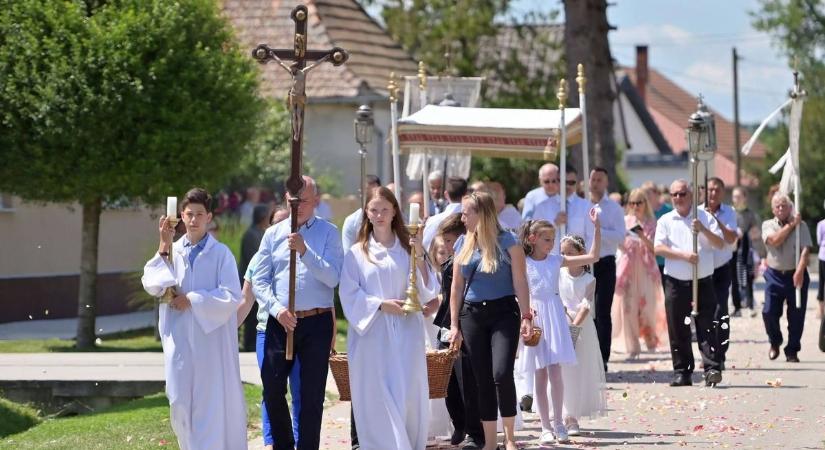 Úrnapi körmenet Kónyban, szabadtéri oltárokkal, virágszirmok között - fotók