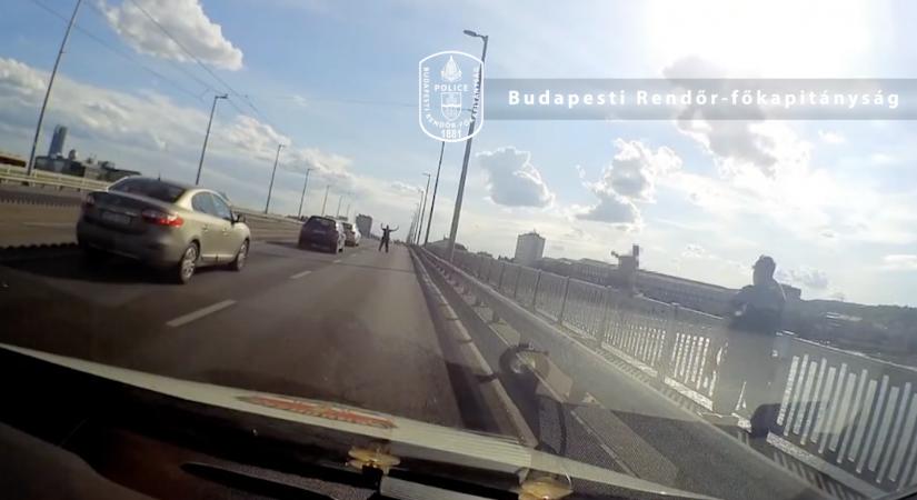 Az utolsó pillanatban kaptak el a rendőrök egy a Petőfi hídról leugró fiatalt