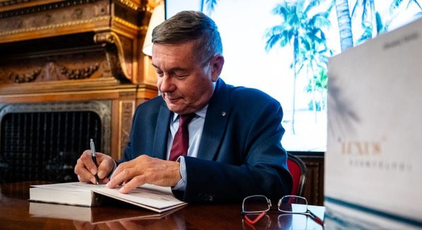 A szórakoztatóipar kulisszái mögött: világsztárok titkos élete Oltványi Tamás legújabb könyvében