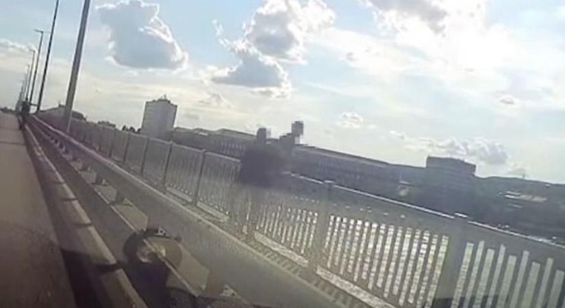 A levegőben kapták el a rendőrök a hídról leugró férfit (Videó)