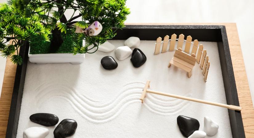 A zen mini kert az új sláger az íróasztalon: egy kis homok és kavics enyhíti a stresszt
