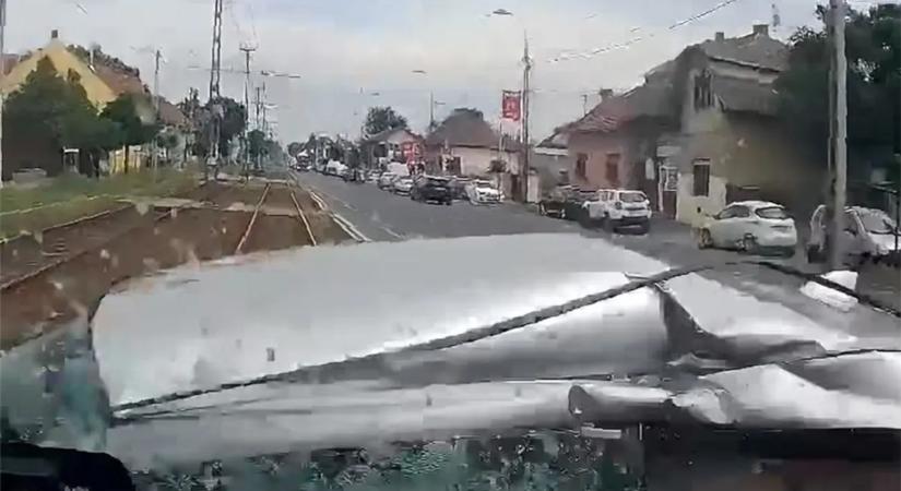 Durva videón, ahogy a villamos letarol egy autót Budapesten