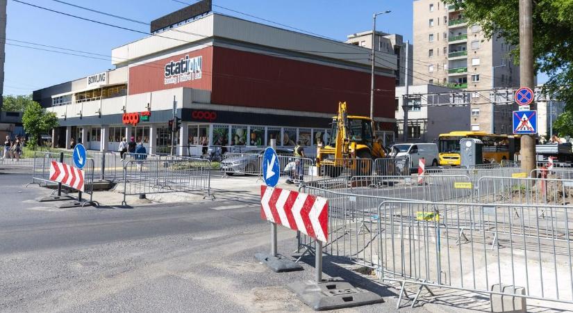 Jó hír a gyalogosoknak! Nem kell hosszú percekig kerülgetni a forgalmas debreceni kereszteződésben!  videóval