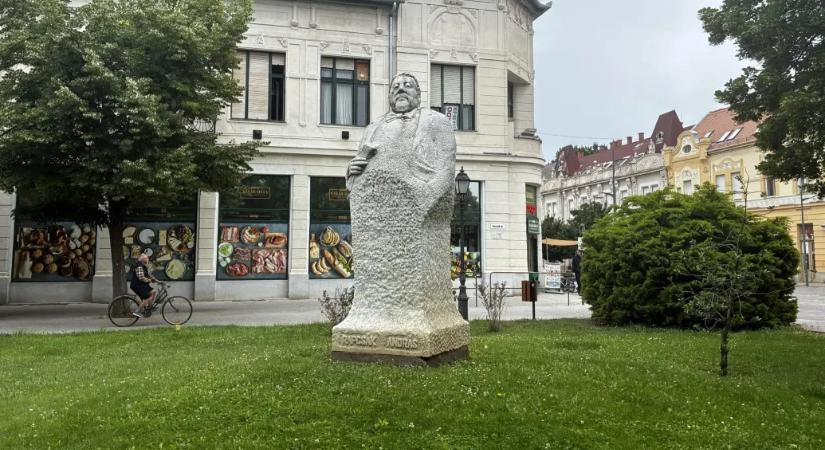 „Csak azért, mert fideszes?” – nem győzte meg a vásárhelyieket, hogy a Rapcsák-szobrot a kommunista diktatúra múzeumába rakták