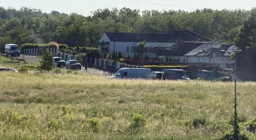 Lecsapott a TEK Szadán: egy családi házhoz vonultak ki a fegyveresek