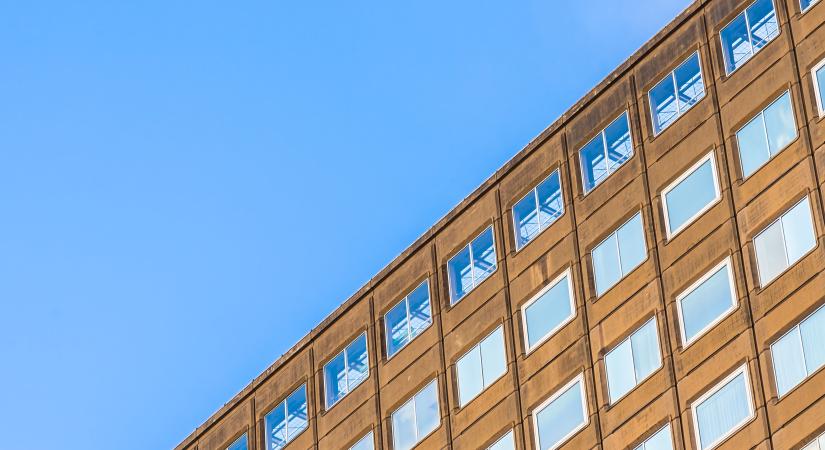 Kizuhant az ötödik emeletről egy diák a kollégiumban