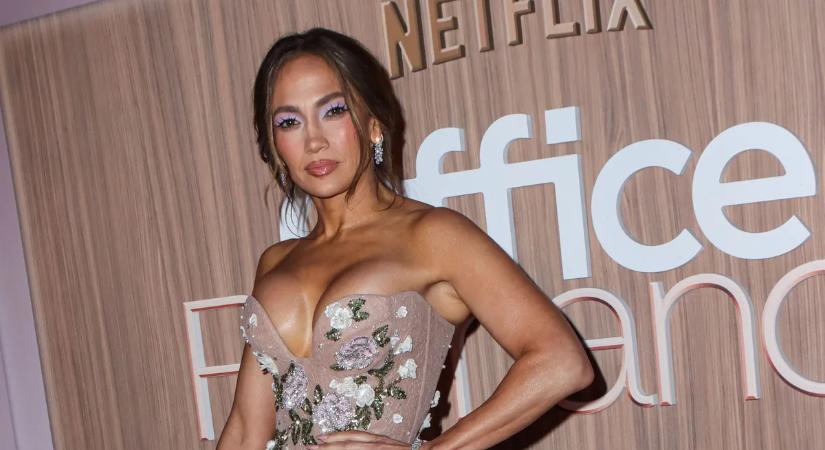 Jennifer Lopez elképesztő ruhában jelent meg a vörös szőnyegen