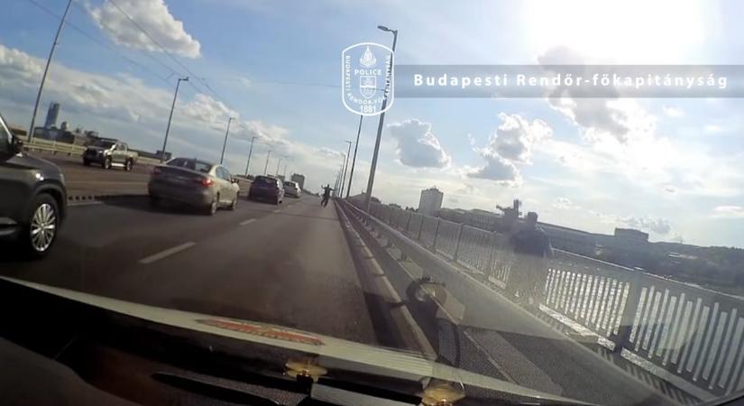 Videón, ahogy a rendőrök visszarántanak egy férfit, aki a Petőfi hídról a Dunába akarta vetni magát