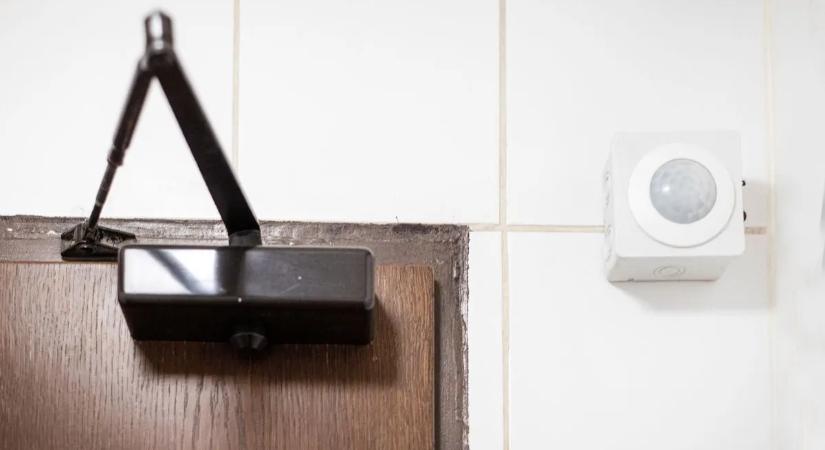 Bekamerázta a munkhelyi budit a főnök, hogy otthon is nézegethesse kollégája péniszét