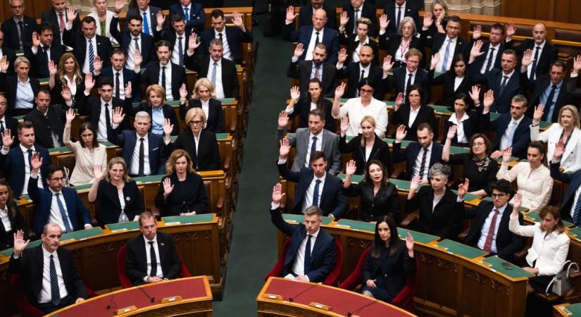 Hétfői ülésnap a parlamentben: a Tisza-frakció sajtótájékoztatójával indul a program