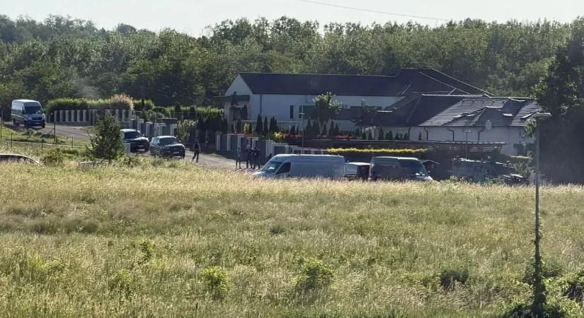TEK-esek lepték el az utcát: Fegyveresek rohantak le egy házat Szadán