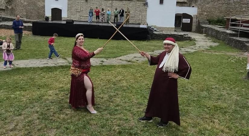 Férfi is hastáncolhat? Nem semmi produkció fogadta a Patara vendégeit
