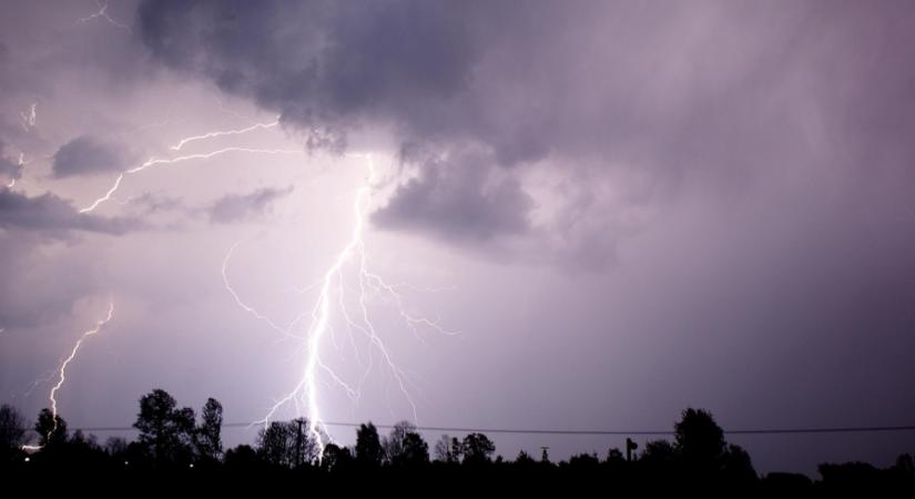 Hétfőn egy, kedden már nyolc megyében érvényes figyelmeztetés zivatar veszélye miatt