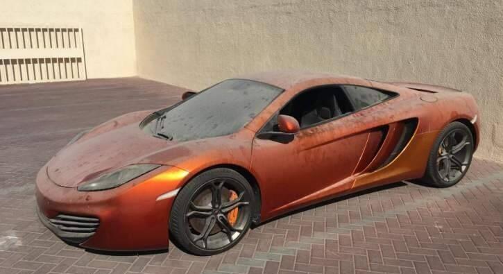 Ezért állnak tömegesen elhagyott luxusautók Dubajban
