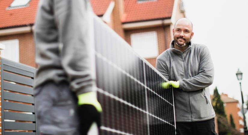 Már a kerítést is napelemből építik – jóval olcsóbb, mint a fa