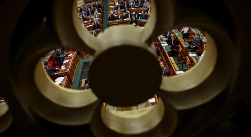 Felállnak a vizsgálóbizottságok, csökkenek a képviselői fizetések – ülésezik a parlament