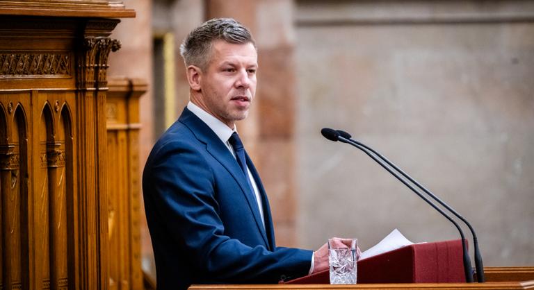 Magyar Péter megjelent a Tisztelt Házban, nagy összecsapás kezdődik