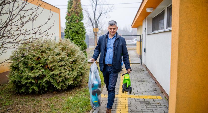 Háromszoros áron vették Balásy Gyula cégeitől a fideszes jelöltek által osztogatott nyuszimotorokat