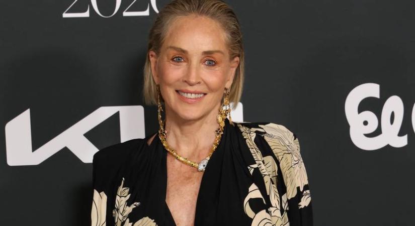 A hét szettje: Sharon Stone maxiruhája telitalálat, így kell 60 felett viselni a feketét
