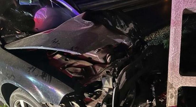 Betonoszlopnak csapódott egy autó Neszmélyen helyszíni fotók