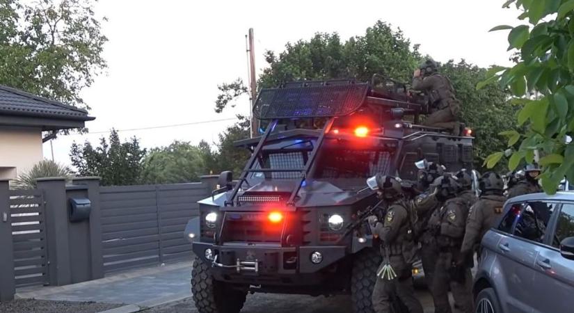 TEK-esek rohanták le a rettegett betörőbanda vezetőjét Cegléden – videón a rajtaütés