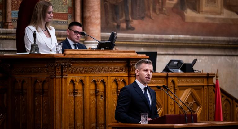 Magyar Péter a parlamentben: Ma több gyermekvédelmi vezetőt menesztett a miniszter