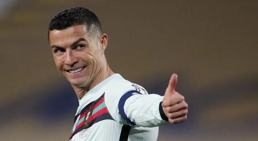 Hűha: Cristiano Ronaldo párja fekete fürdőruhában mutatta meg bombaalakját