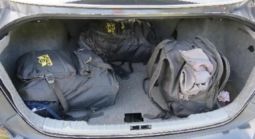 Akciófilmbe illő hajsza az M7-esen: rendőrök üldözték a menekülő embercsempészeket