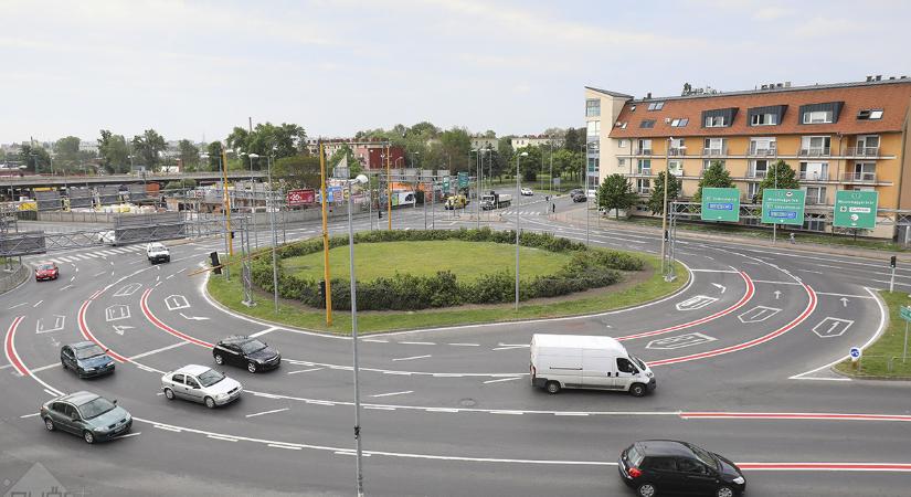 Elinalt a helyszínről a körforgalomban egy másik autósnak nekihajtó ismeretlen sofőr