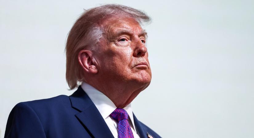 Donad Trump az asztalra csapott