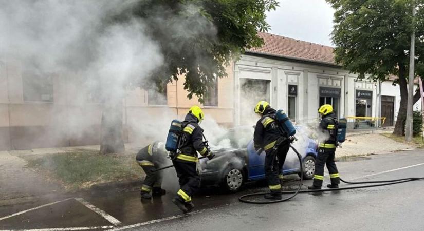 Hatalmas füsttel égett egy személyautó Szekszárdon