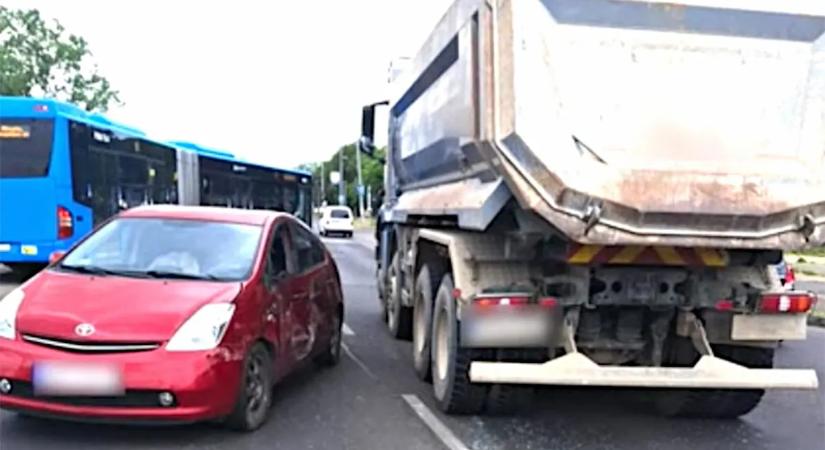 A bamba teherautós elintézett egy Priust, aztán volt képe ezt tenni – videó