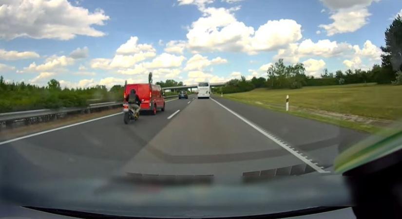 Videó: hatalmasat esett a motoros az M7-esen, a mögötte érkező motoros majdnem elütötte, de meg sem állt