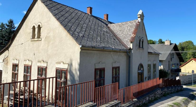 10 éve senki sem lépett be: titkokat rejt a bakonyi vár lábánál álló elhagyott iskola (galéria, videók)